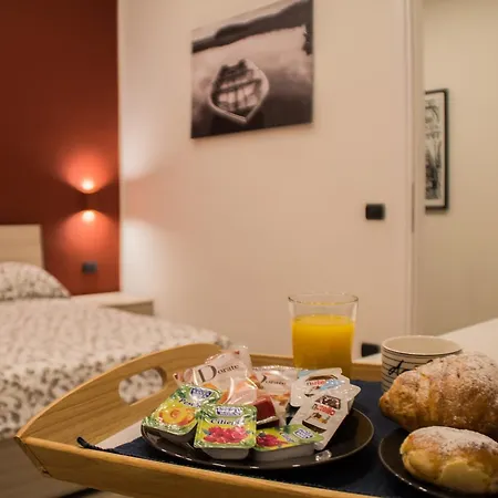 Interno 10 Cavour 2* Naples