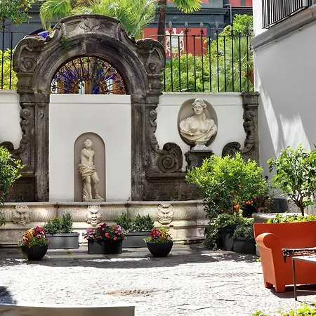 Piazza Bellini & Hotel