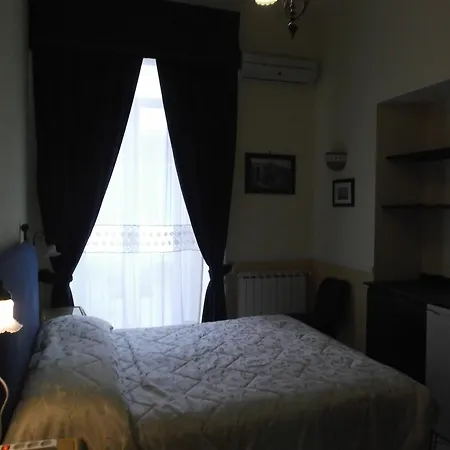 Santa Lucia 50 3* نابولي