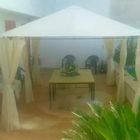 Garden House Airport * Naples