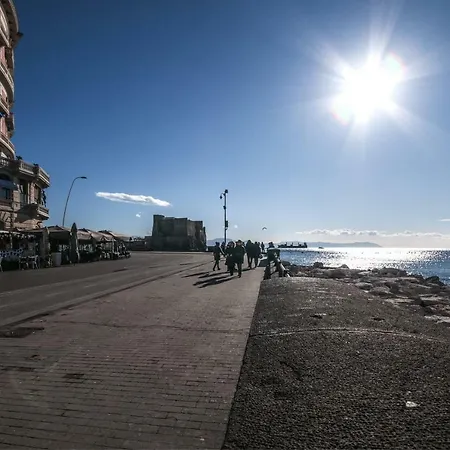 Chiatamone Seaside דירה *