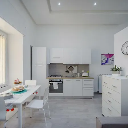 Miranda Apartment- Nel Cuore Del Vomero Napels