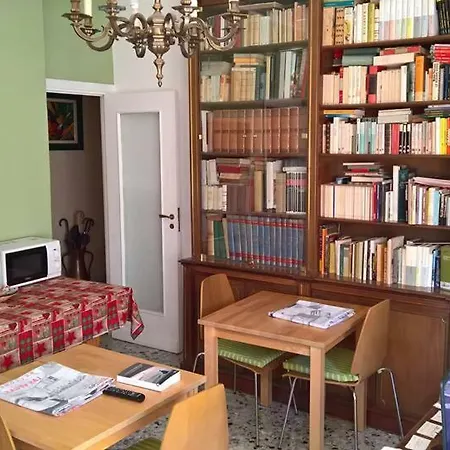Bibliotechina Oda ve Kahvaltı Napoli
