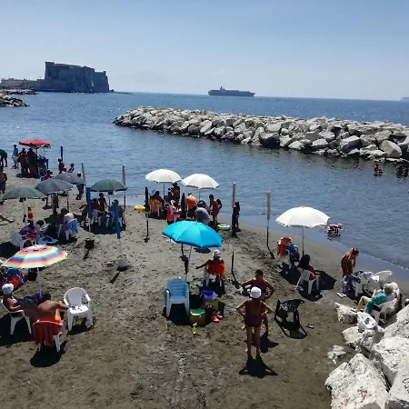 דירה Chiatamone Seaside *