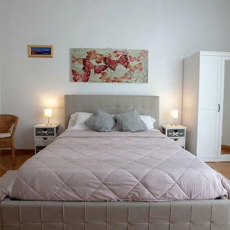 Apartment Garibaldi House Naples