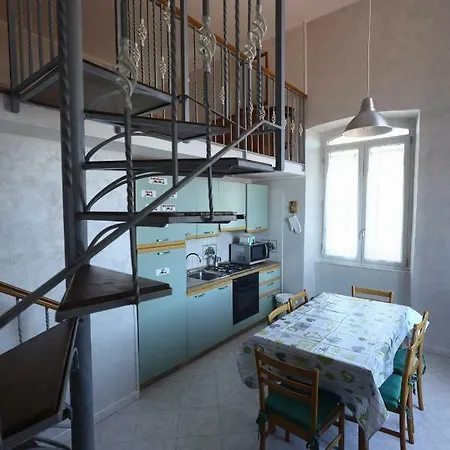 Laura House * Nápoles