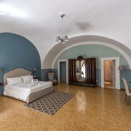 Aragonese Luxury 5* Neapol