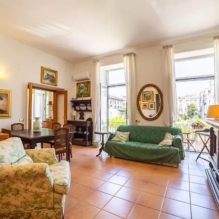 Portalba Palace: Spacious Three-bedroom With Views * Naples