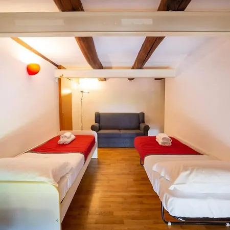 Portalba Palace: Spacious Three-bedroom With Views Naples