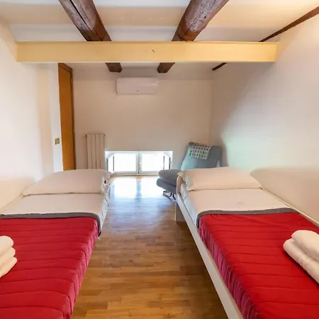 Portalba Palace: Spacious Three-bedroom With Views * Naples