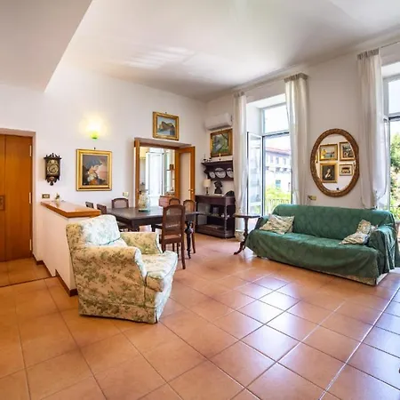 Portalba Palace: Spacious Three-bedroom With Views *