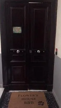 לינה וארוחת בוקר Flower's House 2*