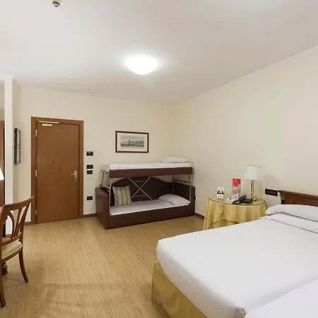 Ramada By Wyndham Hotel Neapol