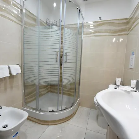 לינה וארוחת בוקר Maison Toledo 210 3*