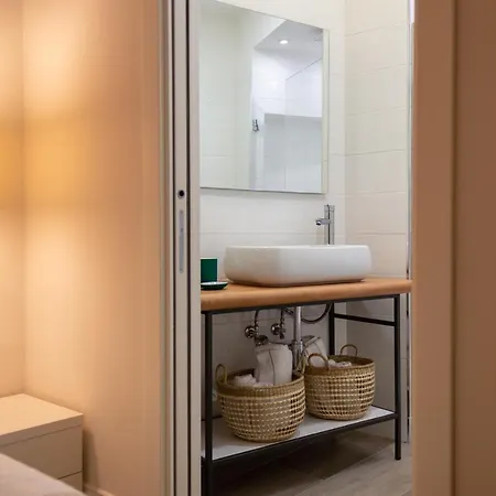På 80 M² I Plebiscito, Med 3 Sovrum Och 2 Badrum * Neapel