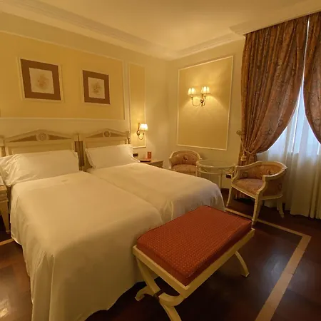 Palazzo Alabardieri 4* Nápoles