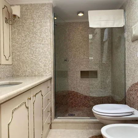 “la Pinta” Elegante Al Vomero Naples