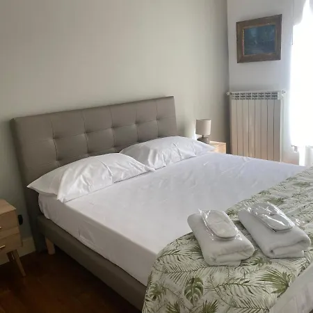 “la Pinta” Elegante Al Vomero Naples