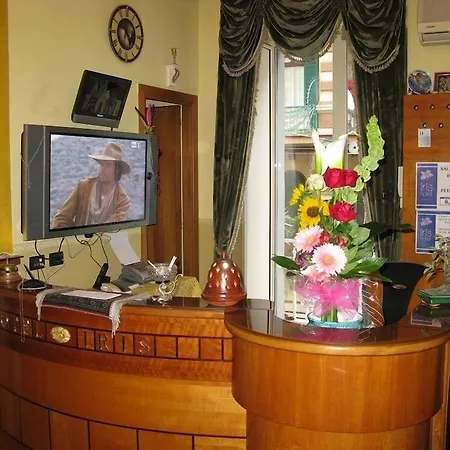Iris Hotel *