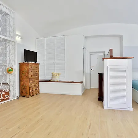 Urban Living In Chiaia - Close To Grenoble Apartment