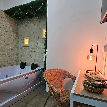 Room&jacuzzi Maison d'hôtes 2*