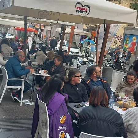 לינה וארוחת בוקר Metro Duomo נאפולי