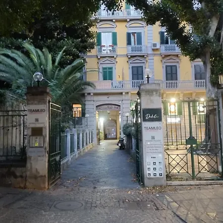 Amedeo Square Bed and breakfast 3*