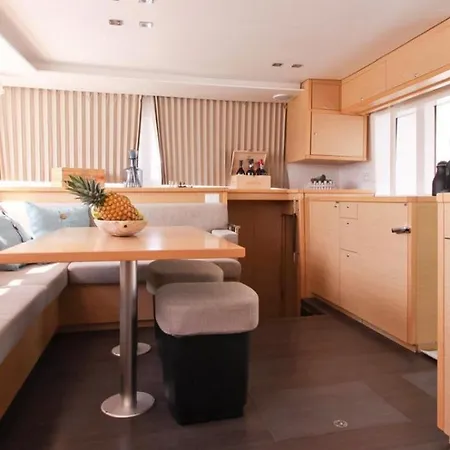 Catamarano Nemo45 ספינת מלון נאפולי