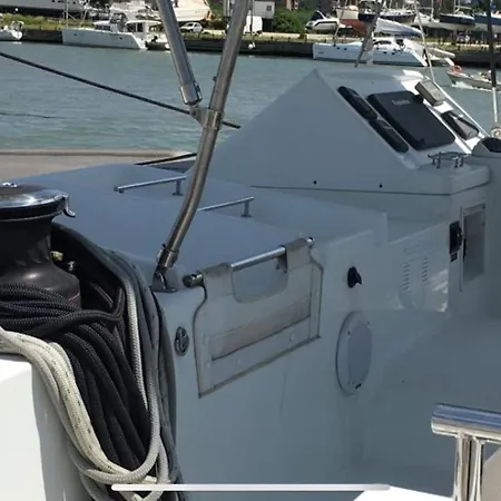 Catamarano Nemo45 ספינת מלון נאפולי