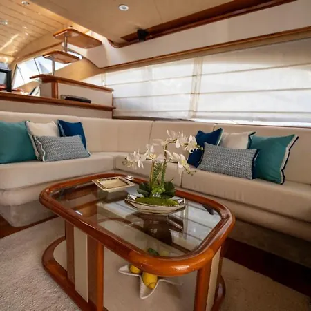 Jumpy Luxury Yacht بوتيل *