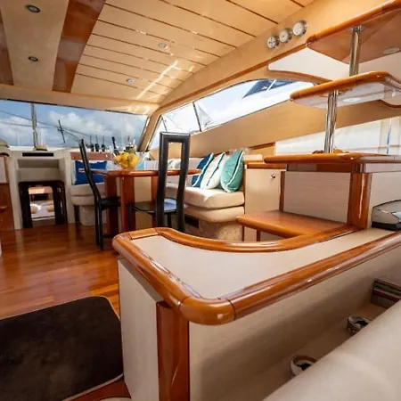 Jumpy Luxury Yacht Neapel