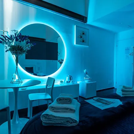 Skyhouse Chiaia Oda ve Kahvaltı 2*