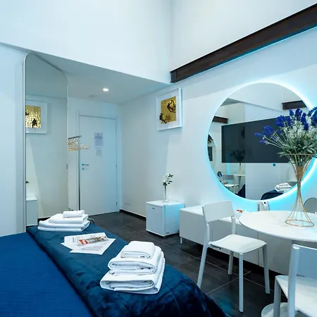 Skyhouse Chiaia Oda ve Kahvaltı 2*