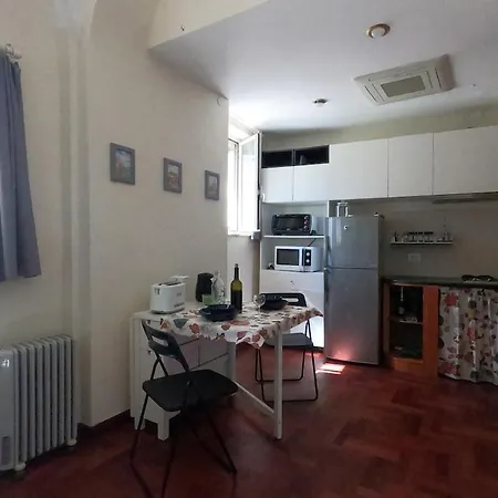 Comodo E Silenzioso Bilocale In Centro Citta Naples