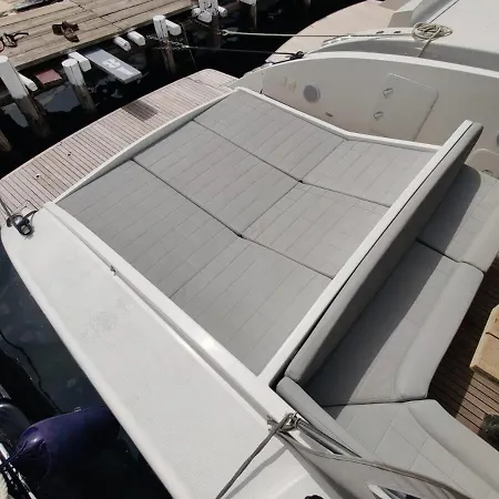 Botel Tornado44s *