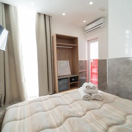 Le 4 Stagioni Dante H Centro, By Clapa Group بيت ضيافة 2*