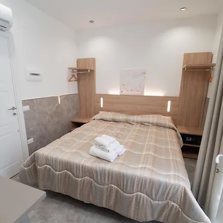 Le 4 Stagioni Dante H Centro, By Clapa Group 2* نابولي