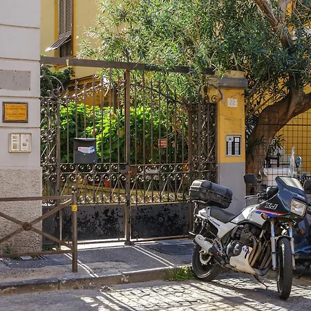Via Aniello Falcone 72b Апартаменты *