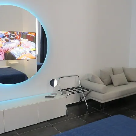 Oda ve Kahvaltı Skyhouse Chiaia 2*