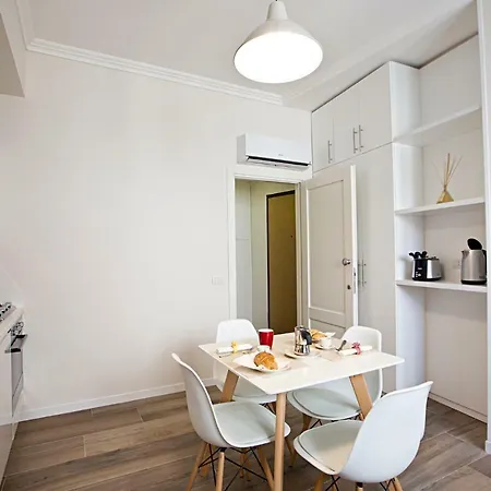 På 80 M² I Plebiscito, Med 3 Sovrum Och 2 Badrum * Neapel