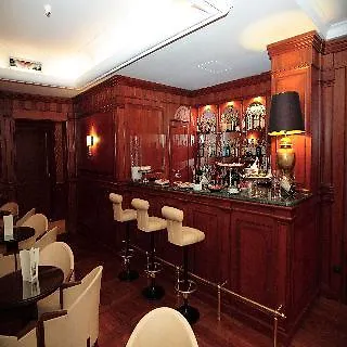 Palazzo Alabardieri 4* נאפולי