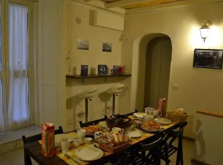Alojamento de Acomodação e Pequeno-almoço Monaciello Nápoles
