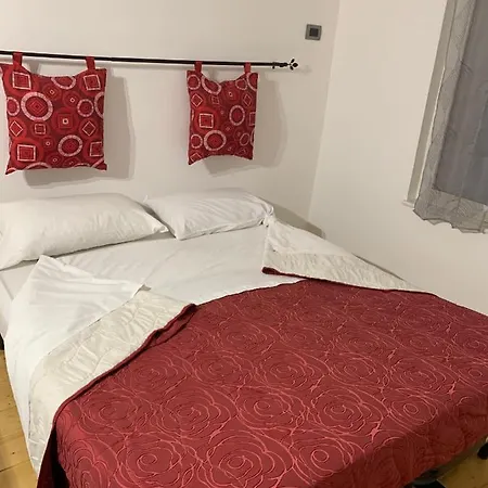 Royal Red Bed & Breakfast *
