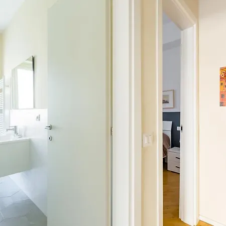 Chiaia Mon Elegant Flat By Napoliapartments