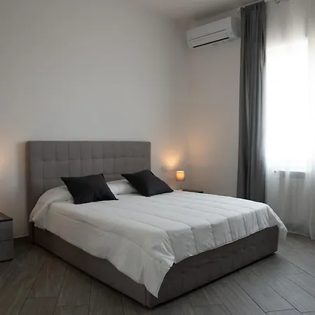 Monteleone ,12 * Napoli