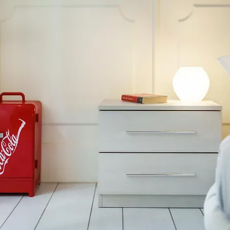 Apartment Art-filled, Luxury Finished 2br Escape In Vomero *