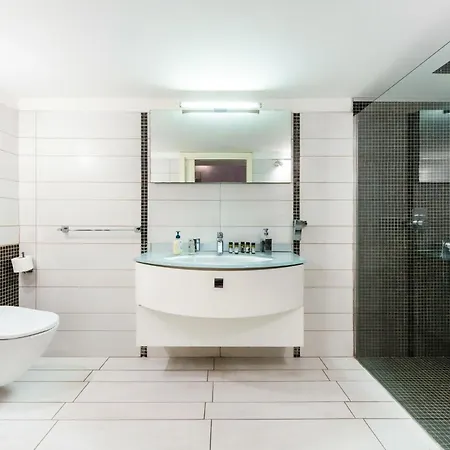 Art-filled, Luxury Finished 2br Escape In Vomero *