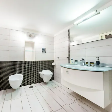 Art-filled, Luxury Finished 2br Escape In Vomero Naples