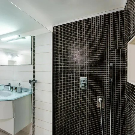 Art-filled, Luxury Finished 2br Escape In Vomero * Naples