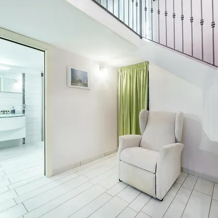 Apartment Art-filled, Luxury Finished 2br Escape In Vomero Naples